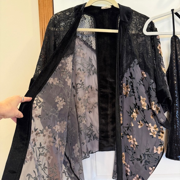 POL Oversized Velvet & Lace Floral Kimono + NWT Black Medium Sequin Tank - Picture 7 of 16